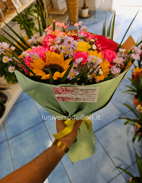 Bouquet di fiori e colori assortiti.