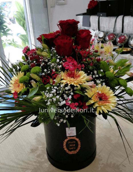 Flower box di fiori freschi, gerbere e rose