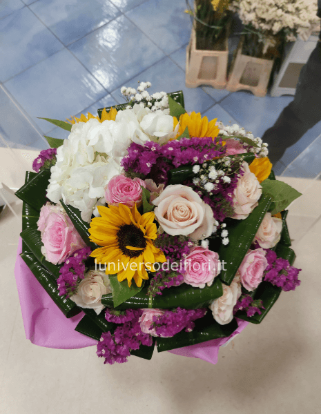 Bouquets con rose e fiori di stagione