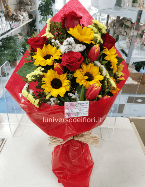 Fascio con rose rosse e fiori di stagione