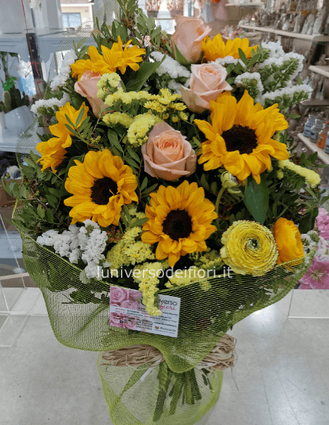 Fascio rose colori tenui e girasoli