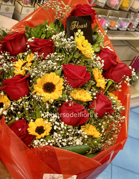 Fascio con rose e fiori di stagione e rosa eterna al centro