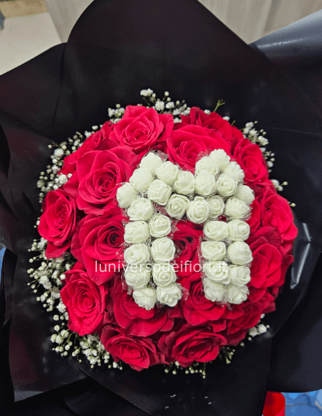 Bouquet compatto con iniziale scegli la tua preferita