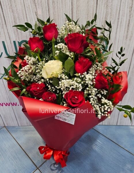 Fascio con 11 rose gambo lungo