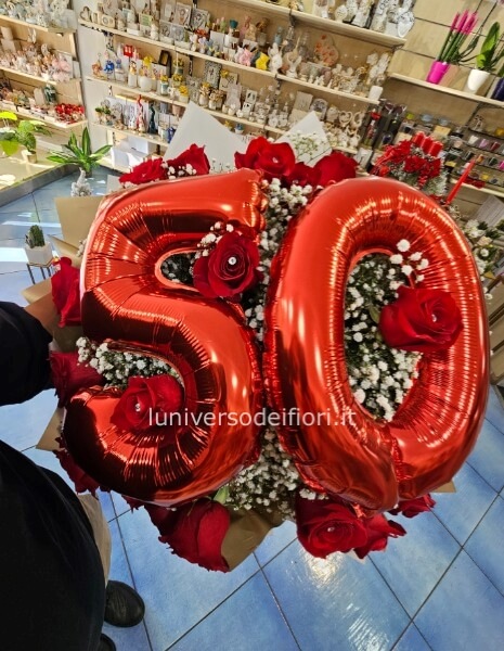 Bouquet rotondo con numero di palloncini (indicare nelle note il numero scelto)e 20 rose rosse