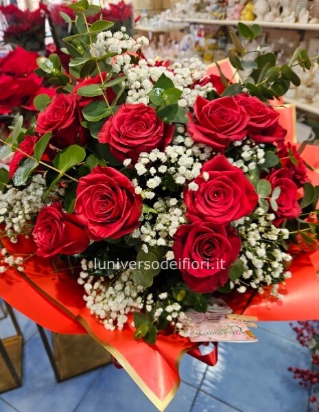 Bouquet rotondo con 15 rose rosse eucalipto e nebbiolina 54,99 euro