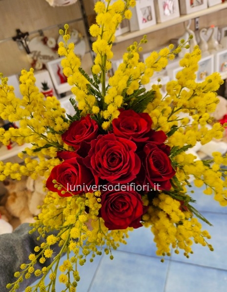 Boquet 25 euro 6 rose rosse compatte e mimosa