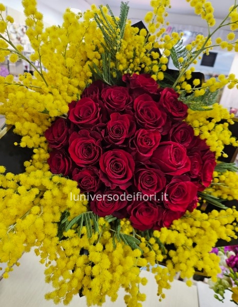 49,99 euro Boquet compatto 15 rose rosse e mimosa